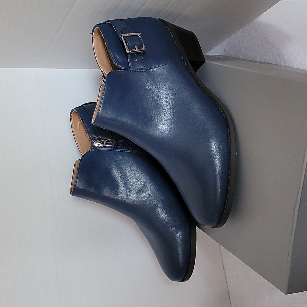 Vionic women's size 11W navy leather "Joy Millie" booties